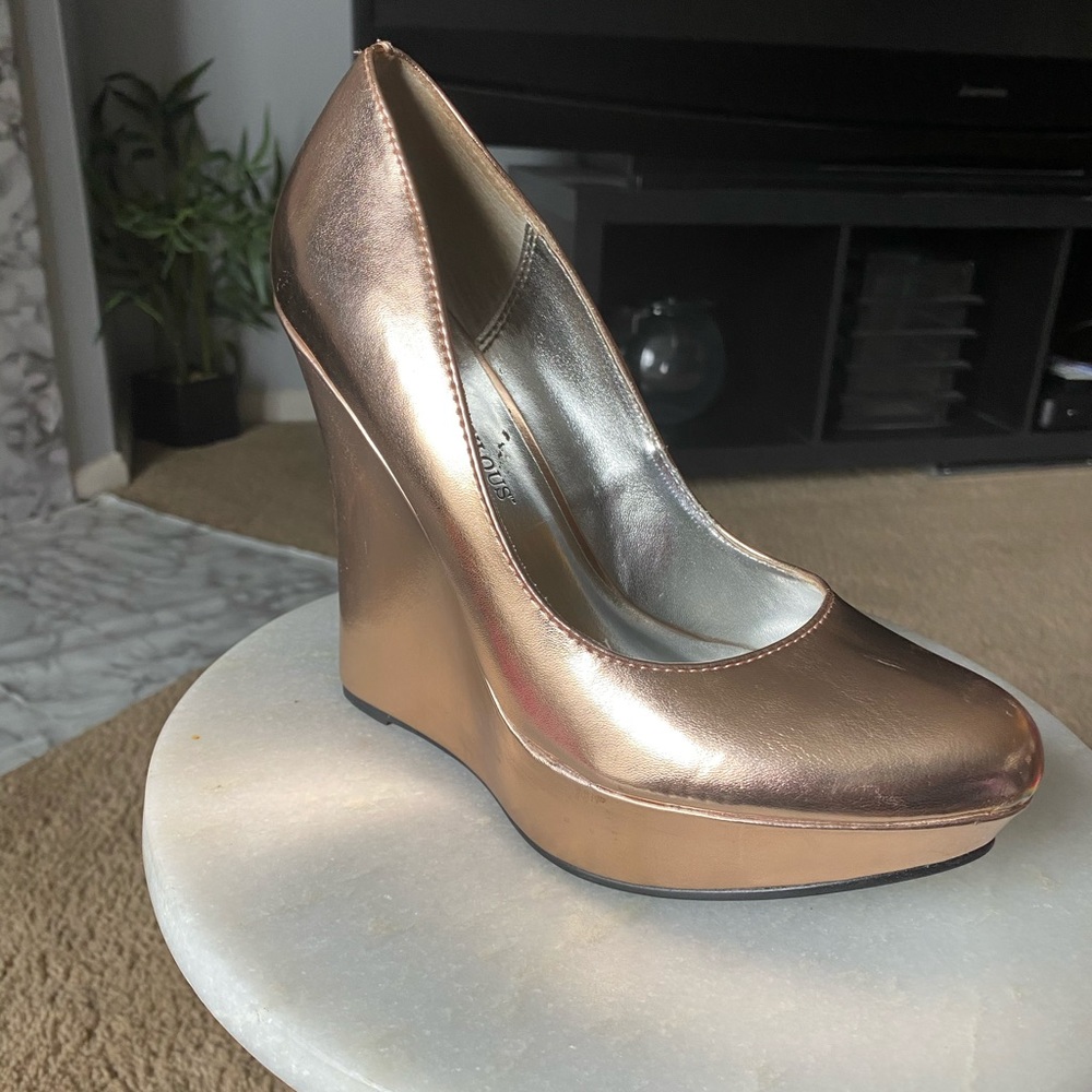 Rose gold wedge